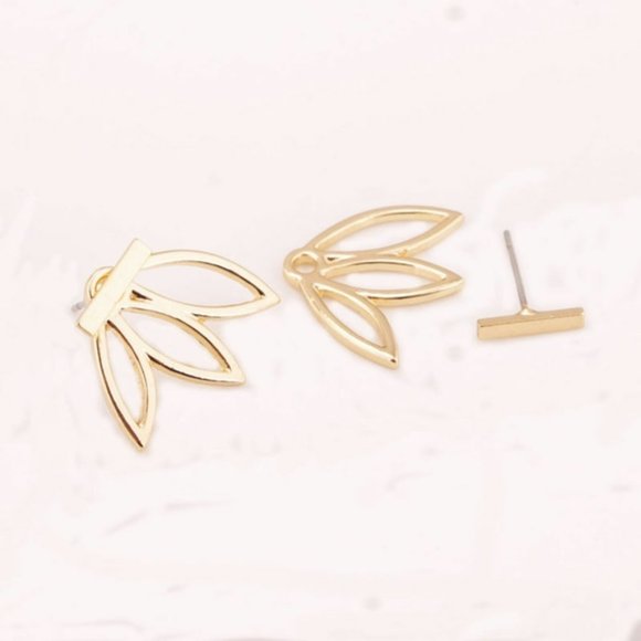 NWOT Gold Lotus Flower Stud Earrings - Picture 6 of 7